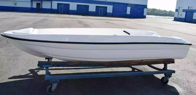 Стеклопластиковая лодка Пингвин (тримаран) в Хасавюрте