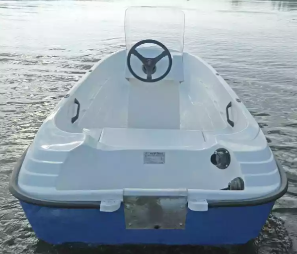 Стеклопластиковая лодка Пингвин с консолью (тримаран) в Хасавюрте