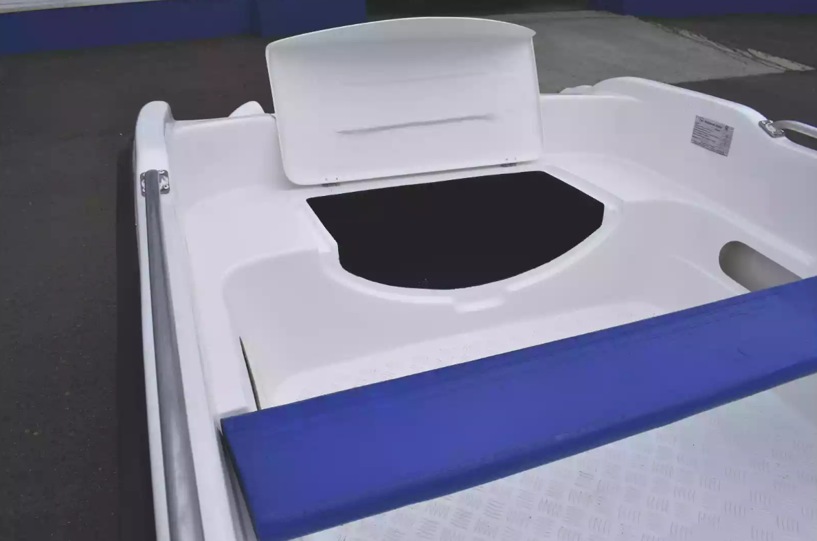 Стеклопластиковая лодка Пингвин New (тримаран) в Хасавюрте