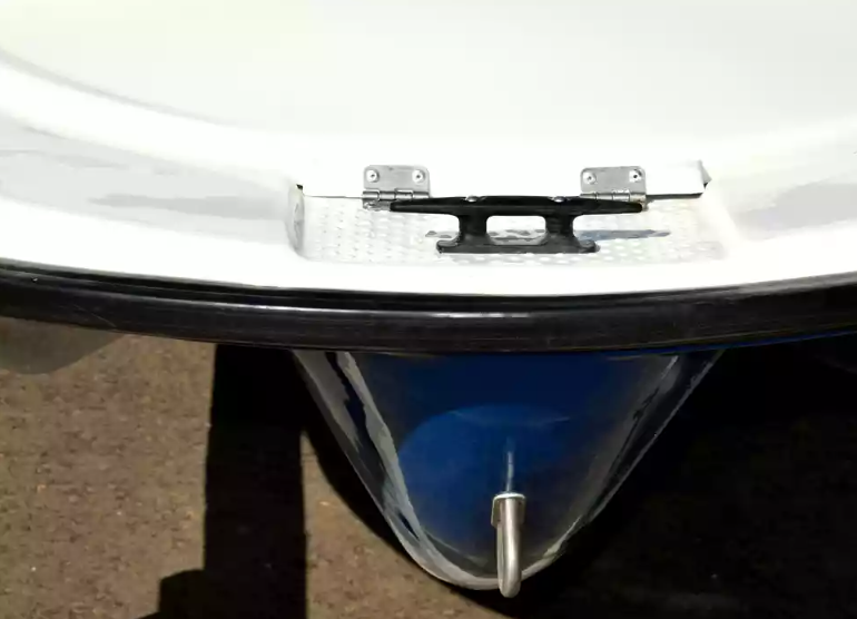 Стеклопластиковая лодка Пингвин с консолью (тримаран) в Хасавюрте