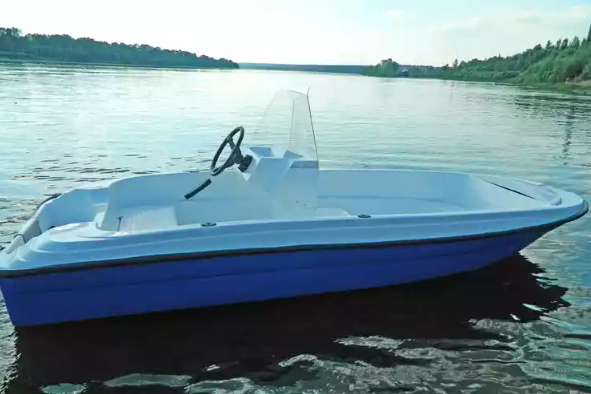 Стеклопластиковая лодка Пингвин с консолью (тримаран) в Хасавюрте