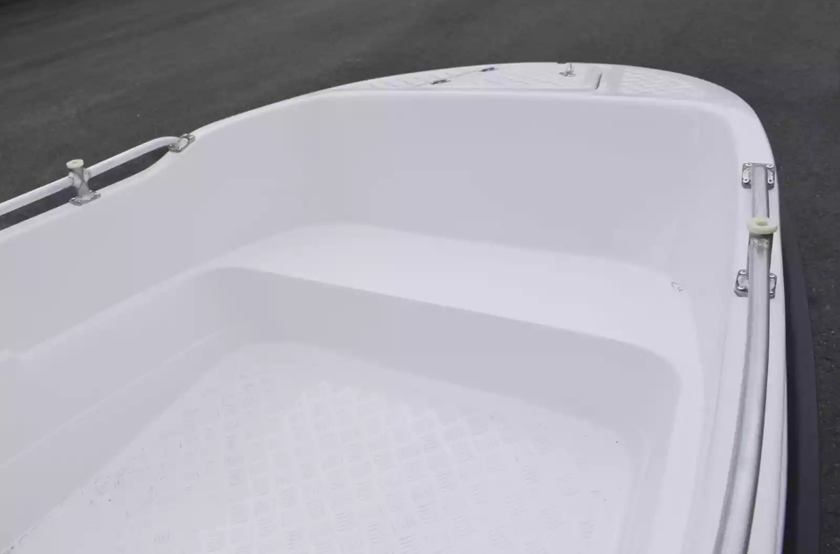 Стеклопластиковая лодка Пингвин New (тримаран) в Хасавюрте