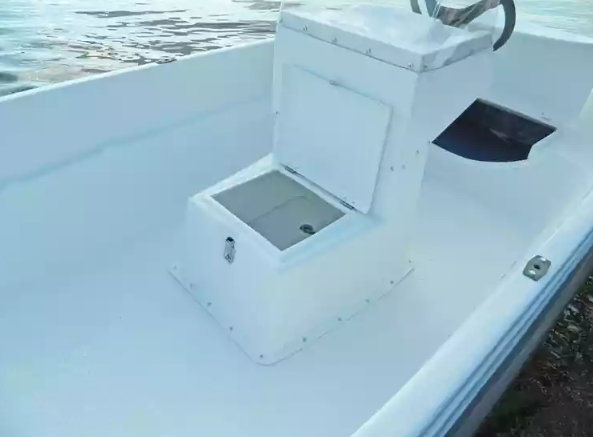 Стеклопластиковая лодка Пингвин с консолью (тримаран) в Хасавюрте