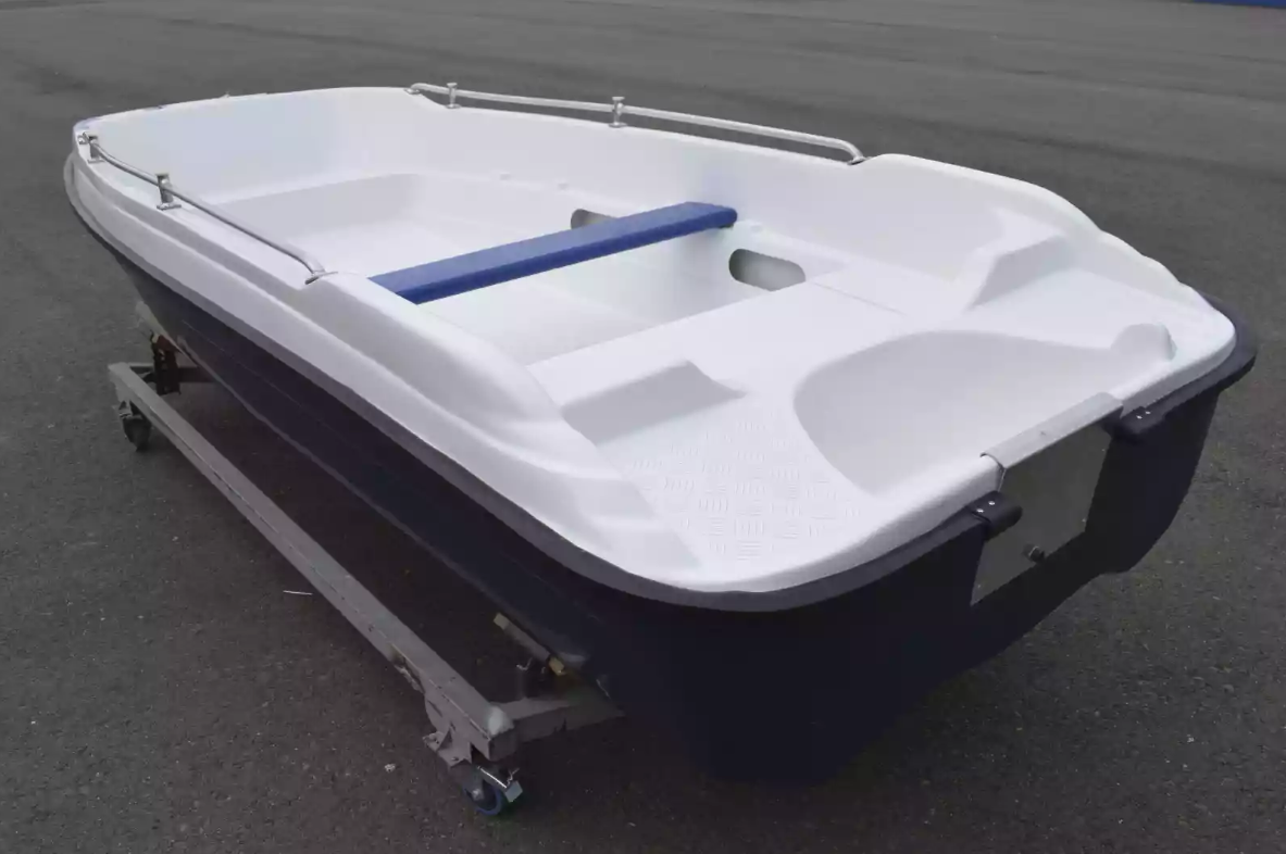 Стеклопластиковая лодка Пингвин New (тримаран) в Хасавюрте