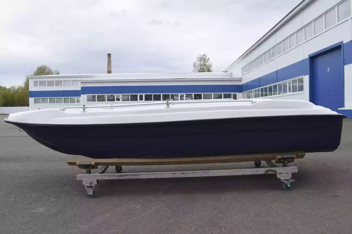 Стеклопластиковая лодка Пингвин New (тримаран) в Хасавюрте