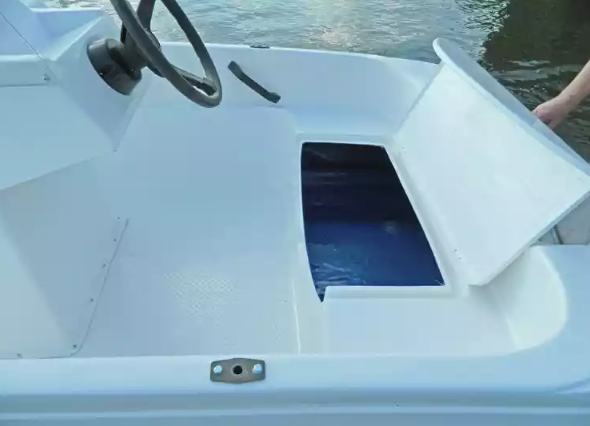 Стеклопластиковая лодка Пингвин с консолью (тримаран) в Хасавюрте