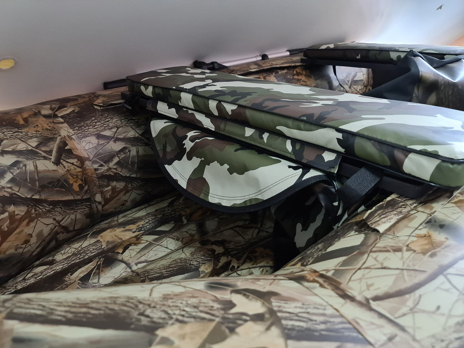 КОМПЛЕКТ МЯГКИХ НАКЛАДОК С СУМКОЙ ДЛЯ ЛОДОК 105Х20 КАМУФЛЯЖ в Хасавюрте